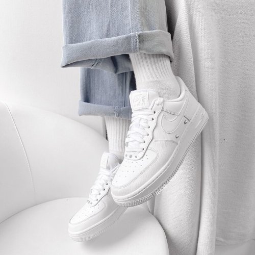 รองเท้าผู้หญิง NIKE Air Force 1′07 SE Pearl White NIKE Women's Shoes ...